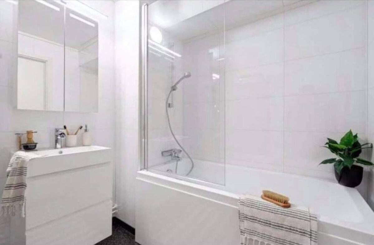 Miracle Tromso, Cozy Double Bed Private Room In A Shared Apartment With Stunning Tromso Views Exterior photo